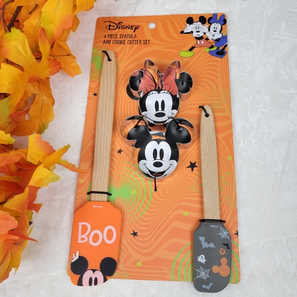 Halloween Bundle of Disney 4 piece set and Scary the Ty Beanie Baby - Picture 8 of 13